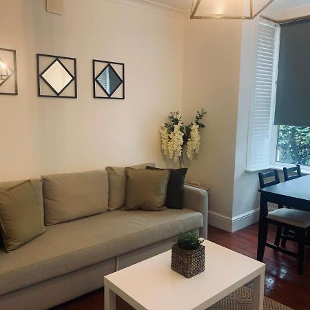Unique 2 Bedroom Apartment In London/ Excel / Olympic City Close To Central Line Tube Station With Gated Parking Space Luaran gambar