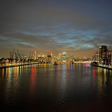 Unique 2 Bedroom Apartment In London/ Excel / Olympic City Close To Central Line Tube Station With Gated Parking Space Luaran gambar