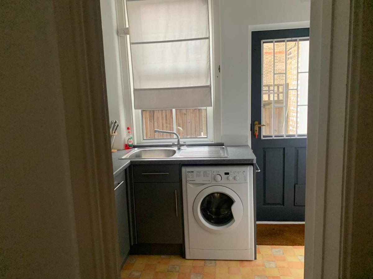 Unique 2 Bedroom Apartment In London/ Excel / Olympic City Close To Central Line Tube Station With Gated Parking Space Luaran gambar